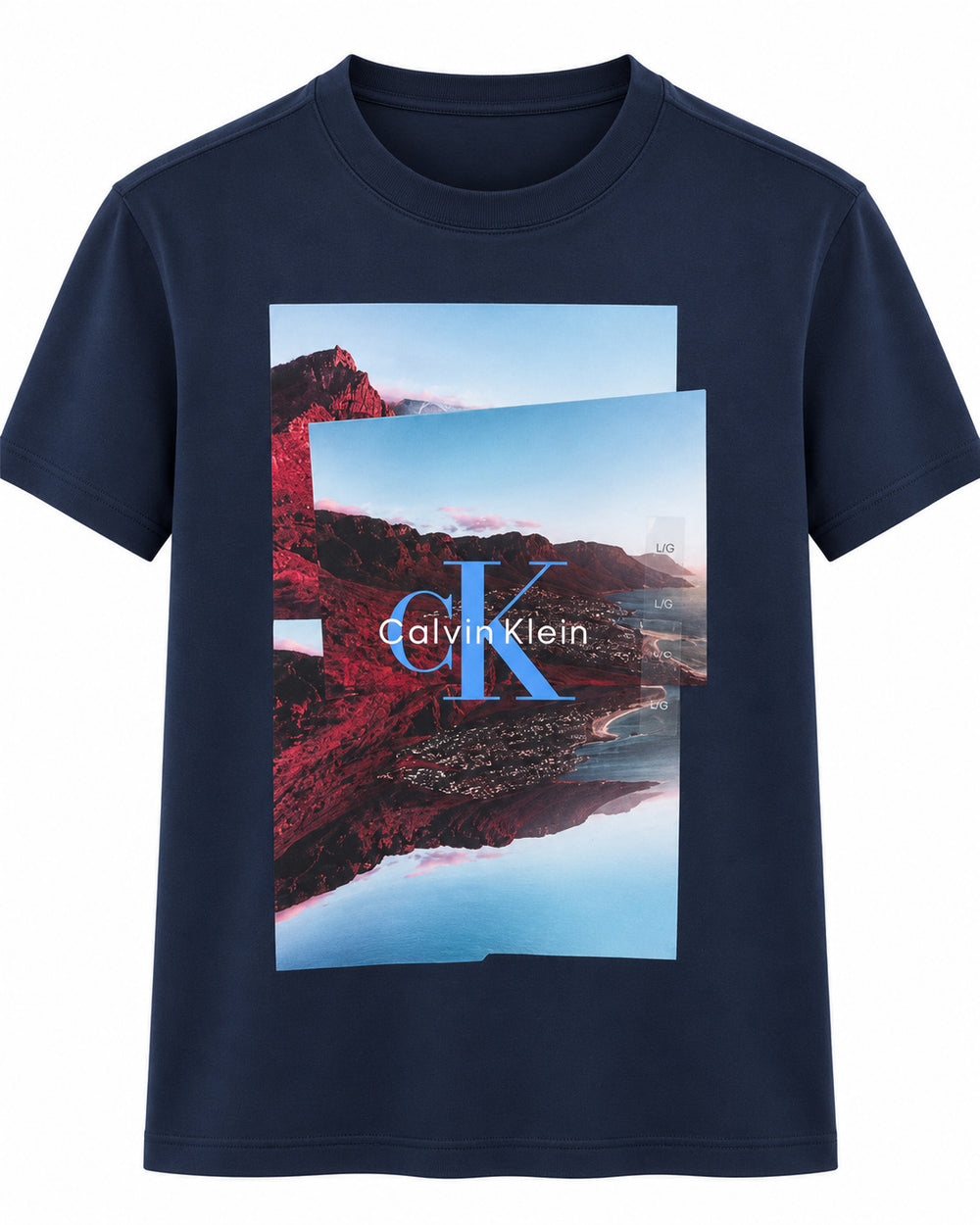 PLAYERA CABALLERO CALVIN KLEIN CUELLO REDONDO AZUL NAVY LOGO MONTAÑAS CK EN UN CUADRADO L