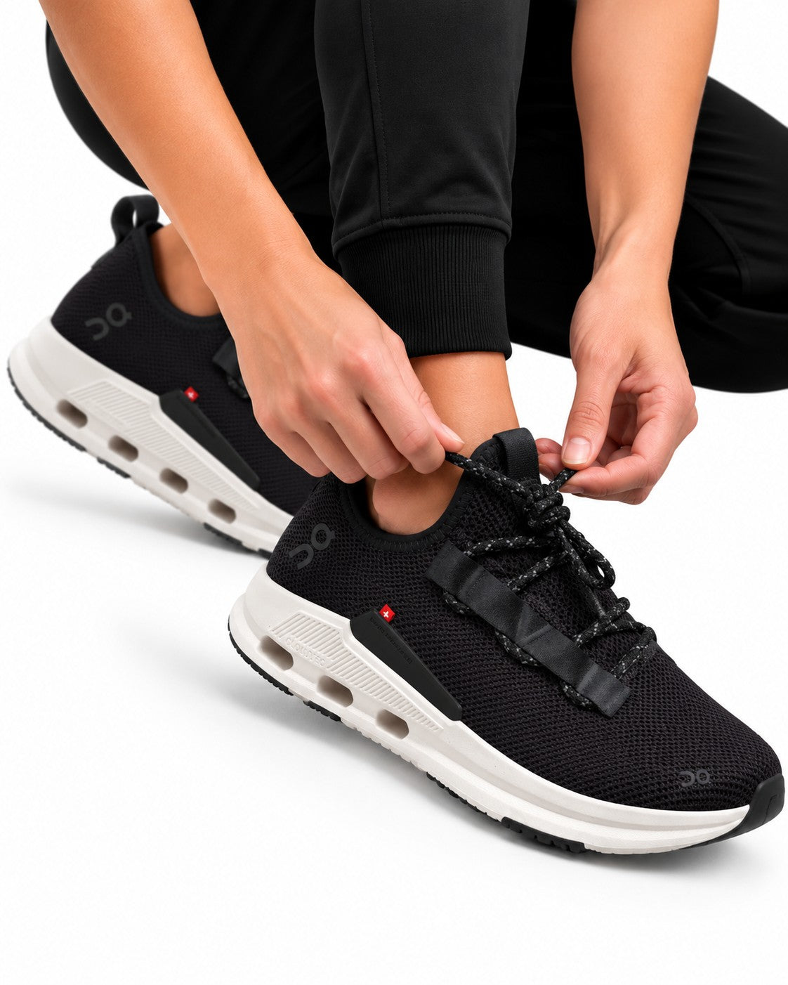 TENIS ON CLOUD NEGRO CON AGUJETAS NEGRAS Y LINEAS BLANCAS